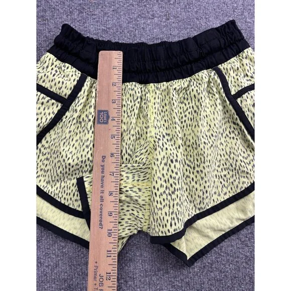 Lululemon Running Shorts Womens 4 Yellow Spotted Lined Zip Pocket 2.5 Inseam - Picture 3 of 6